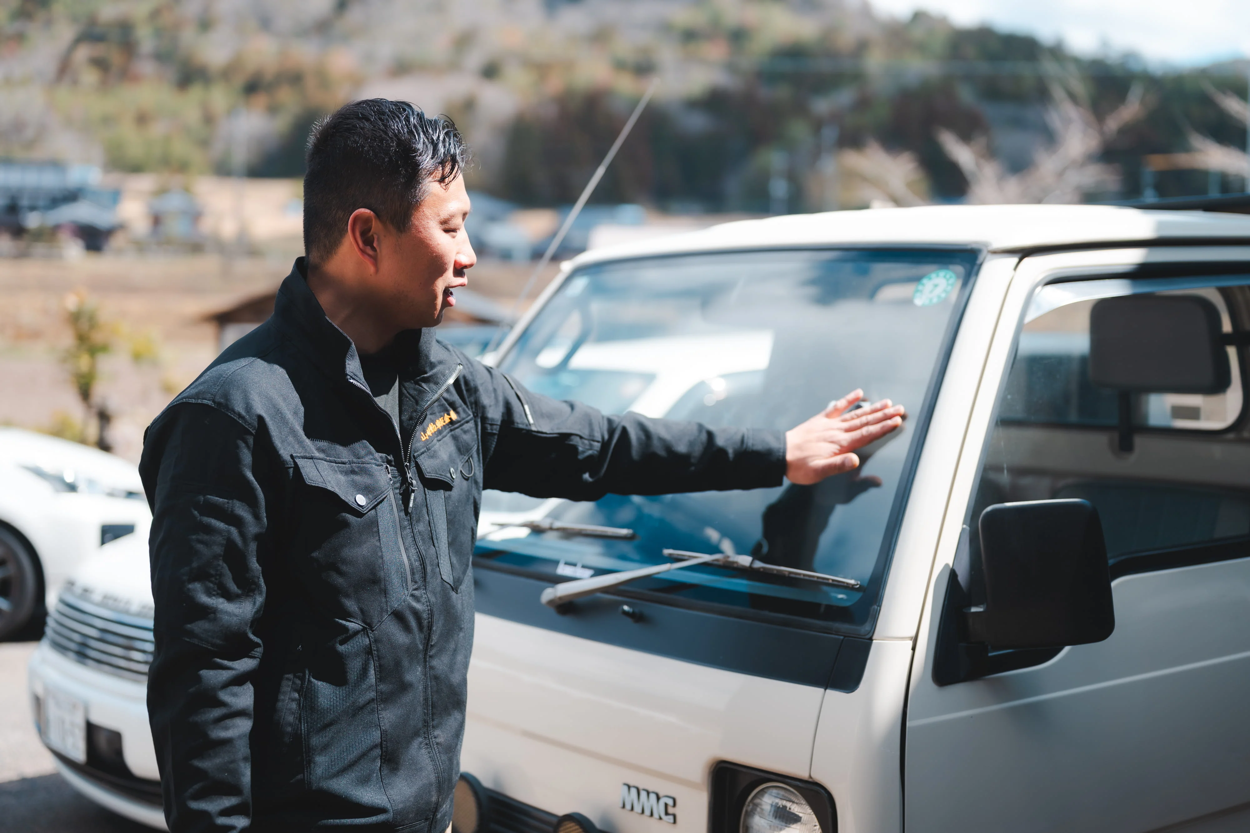 車のガラス表面を専用研磨剤で磨きウロコ汚れを除去する様子