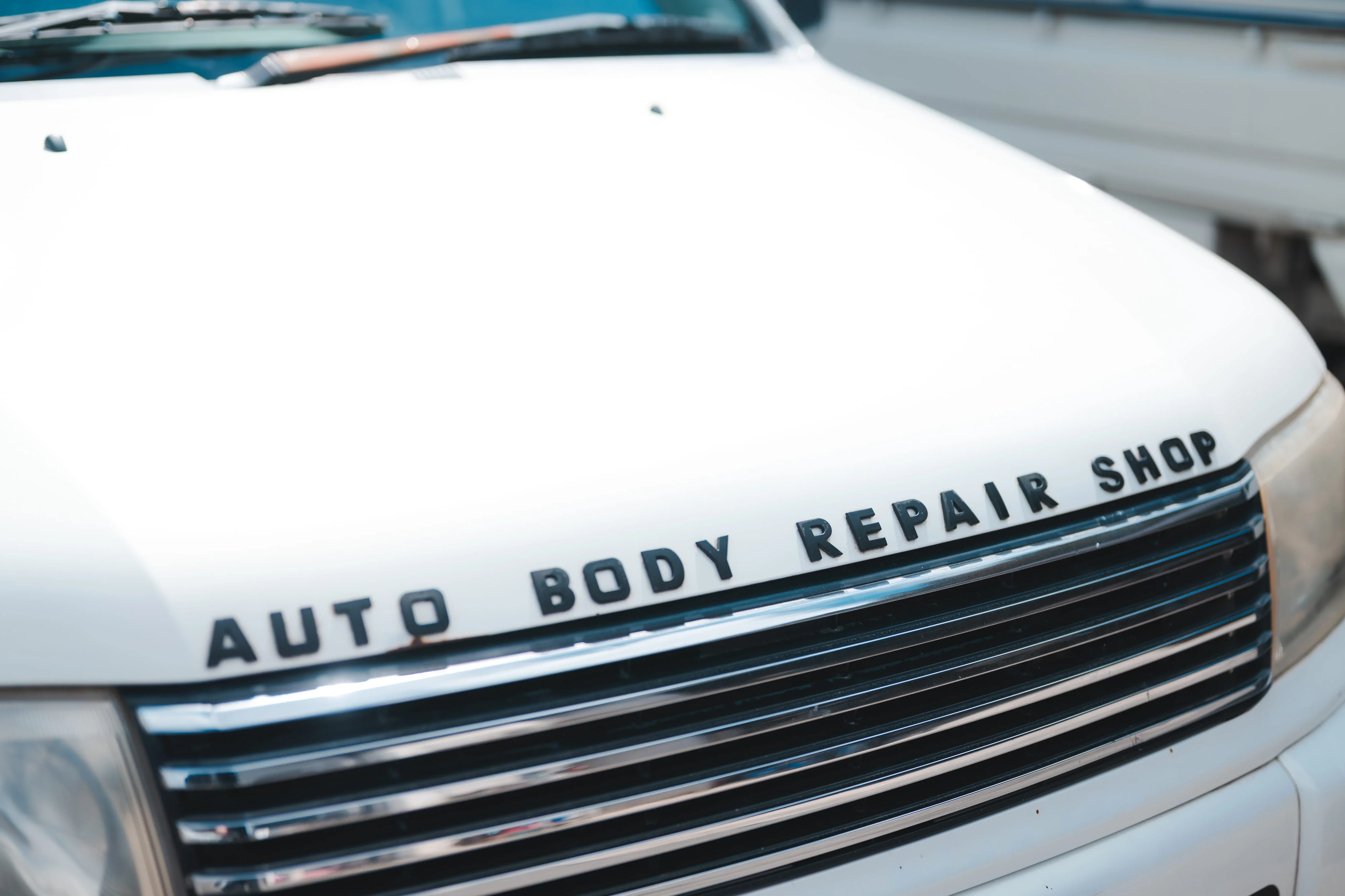 営業車のドアに社名やロゴをカッティングシートで施工する様子