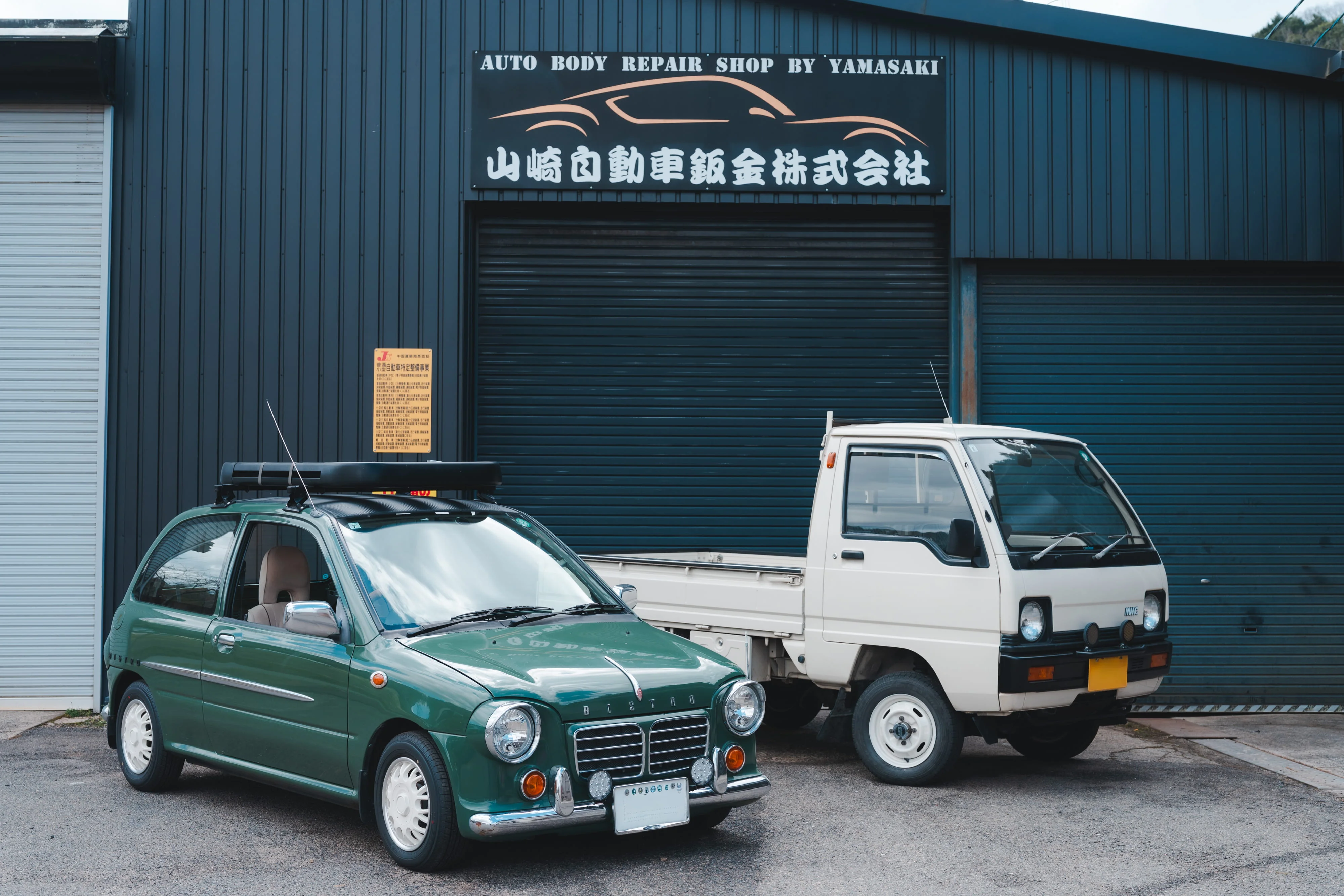 旧車のボディを下地から再塗装し再生する作業の様子